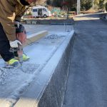 カーポートの柱建て ハツリ工事中