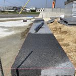 外構工事 タイル施工中