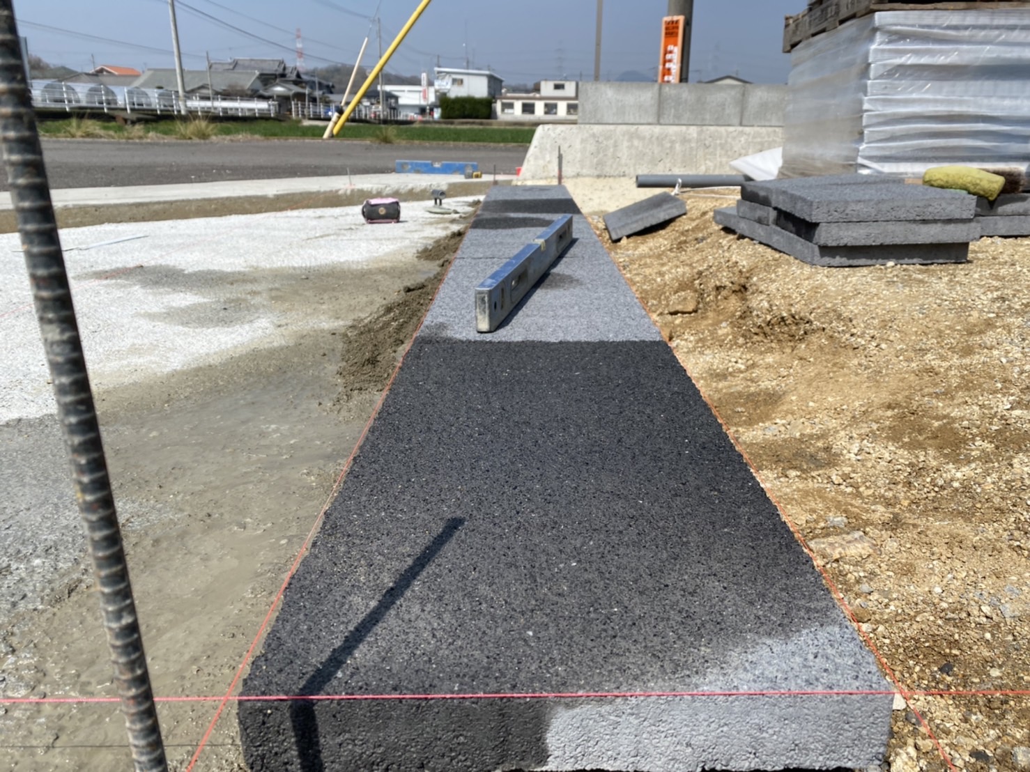 外構工事 タイル施工中