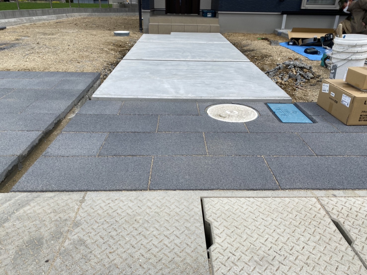 香川県綾川町の外構工事 タイル施工 清掃