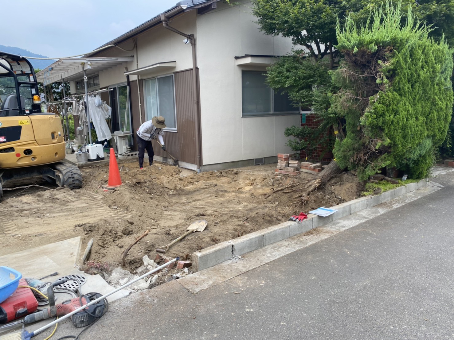 【3日目・鋤取り作業中】香川県高松市国分寺町・K様邸｜香川県の庭 壁 塀　庭・外まわり工事専門店(株)カインズガーデン