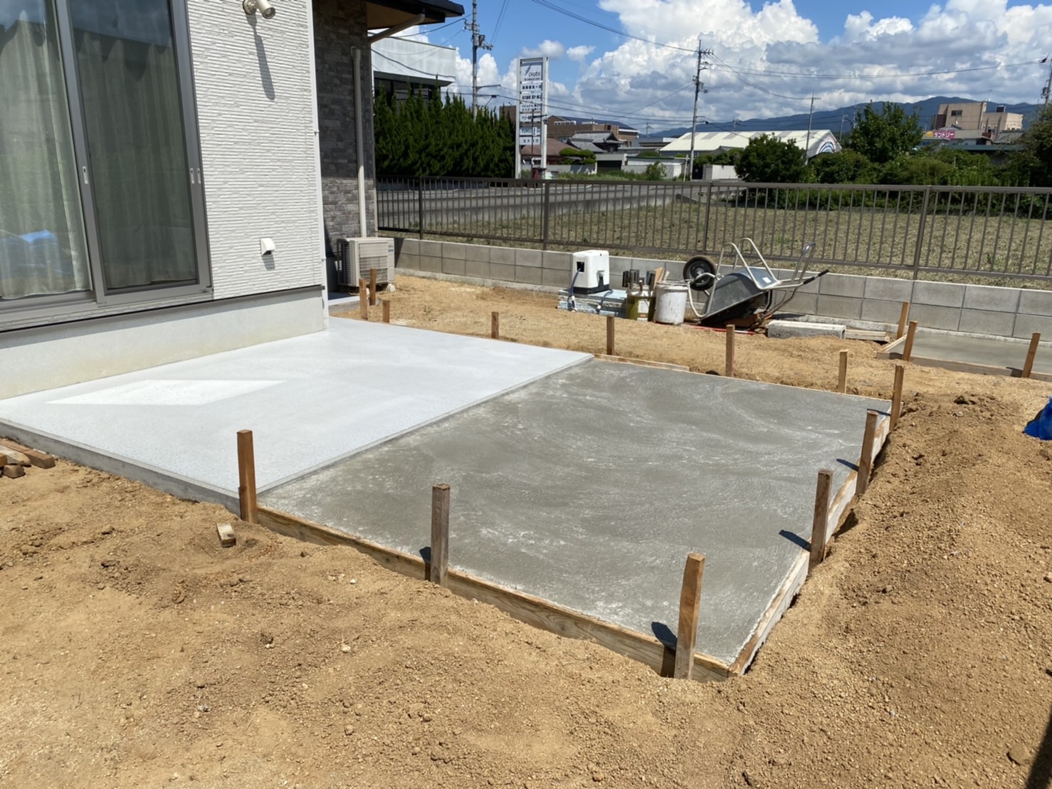 【三豊市 KA様邸５日目・物置とタイルの下地コンクリート打設】香川県三豊市山本町のお庭・外まわり工事