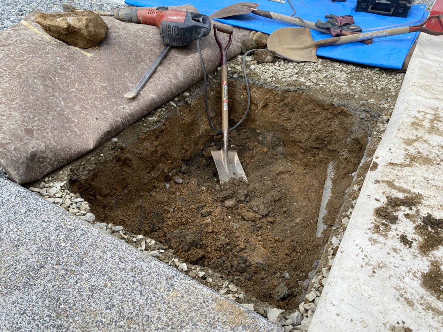 【円座町Ｋ様３－４日目・カーポート柱建てと砂利敷き】香川県高松市円座町のお庭工事