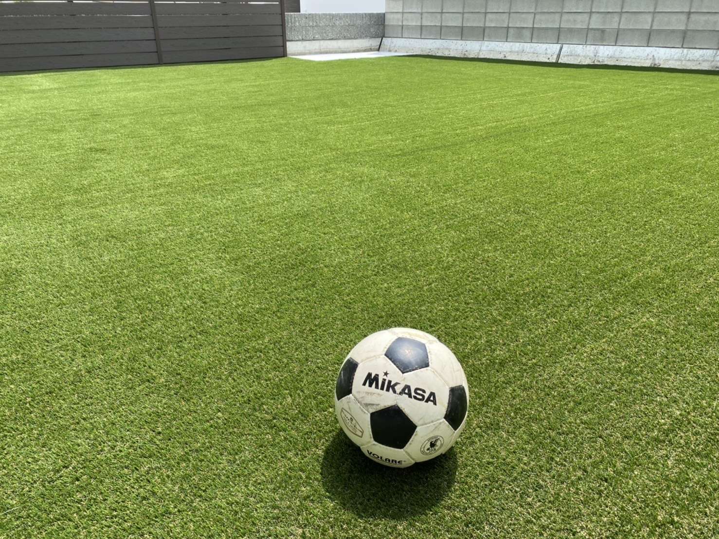 サッカー県大会の会場の石と芝 円座町K様邸 いざサッカー練習♪人工芝施工完了！】香川県高松