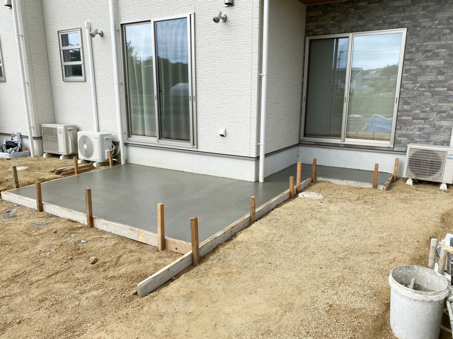 【三豊市 KA様邸３-４日目・型枠組み、ウッドデッキ下コンクリート打設】香川県三豊市山本町のお庭・外まわり工事