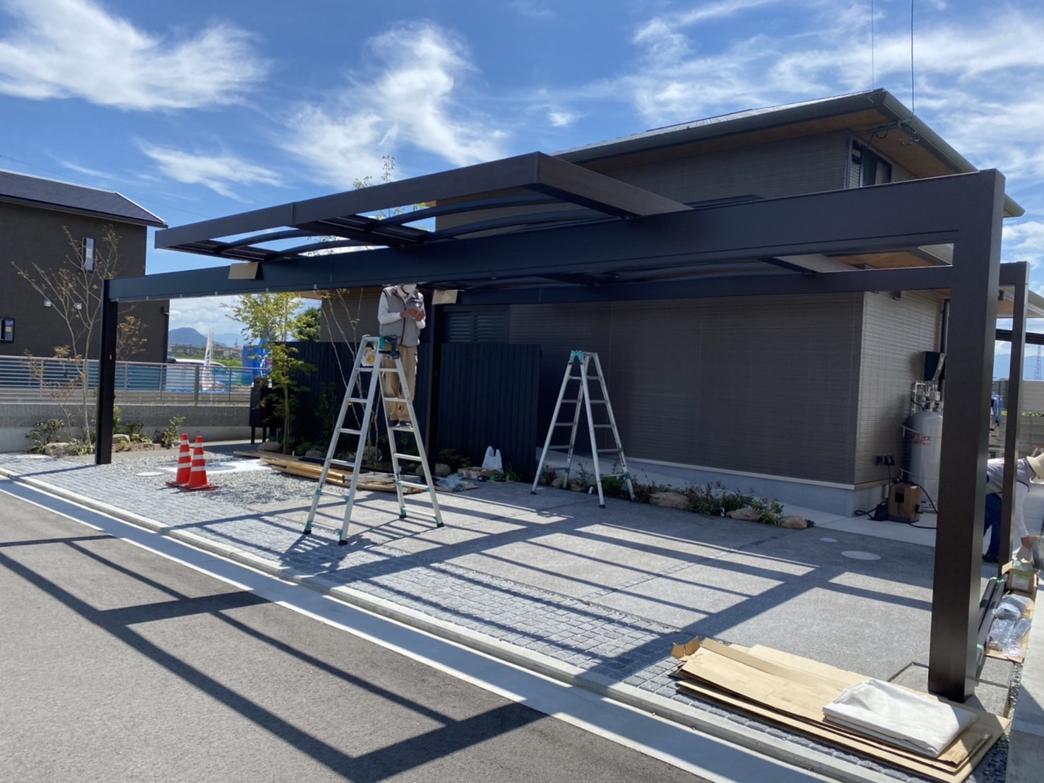 【香川県高松市円座町・K様邸】カーポート Uスタイルアゼストの屋根工事続報・屋根2セット目突入｜お庭リフォーム工事専門店