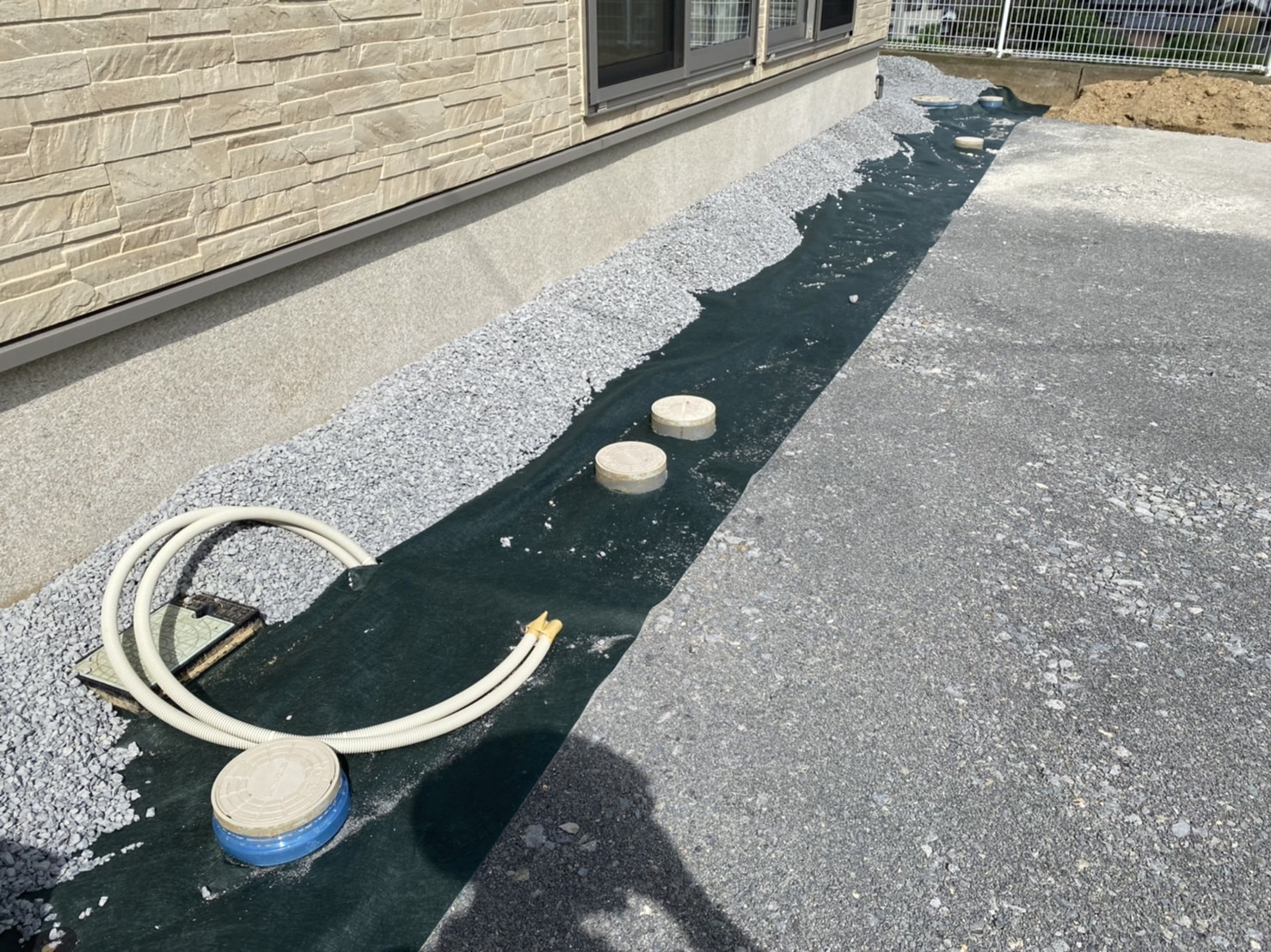 【香川県坂出市府中町・N様邸お庭工事】しっかり転圧し雑草対策！防草シート敷きとヤマヒ砂利施工｜お庭リフォーム工事専門店