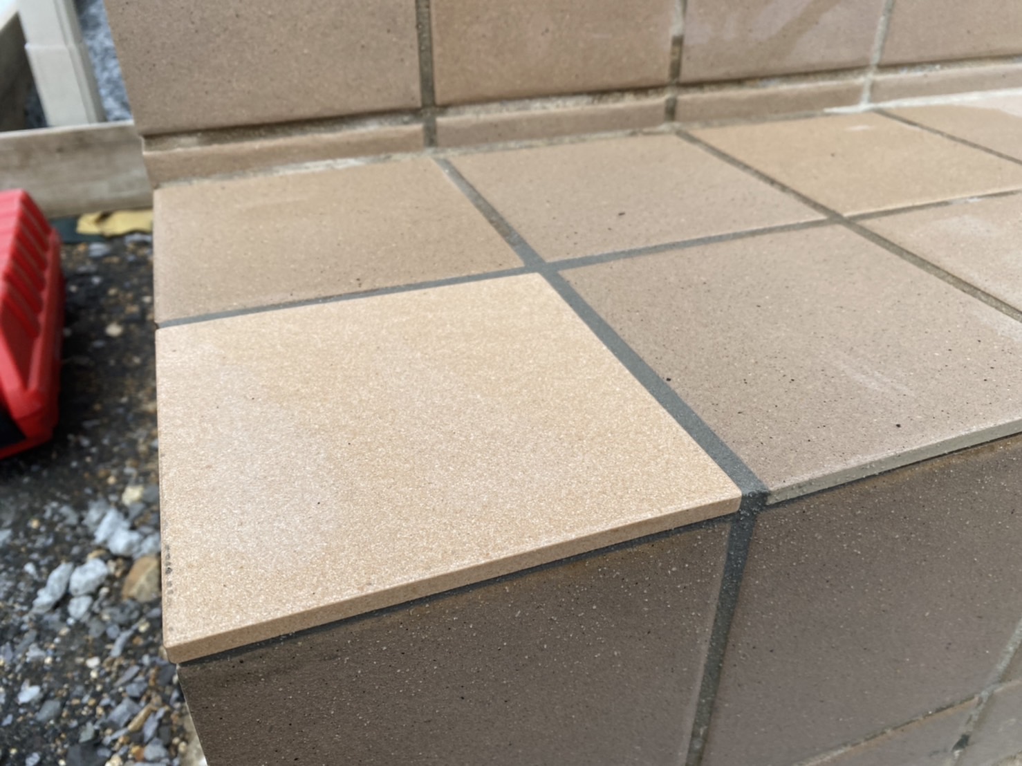 【香川県坂出市府中町N様邸】タイル補修＆玄関アプローチのタイル施工｜庭・外周りリフォーム工事専門店(株)カインズガーデン