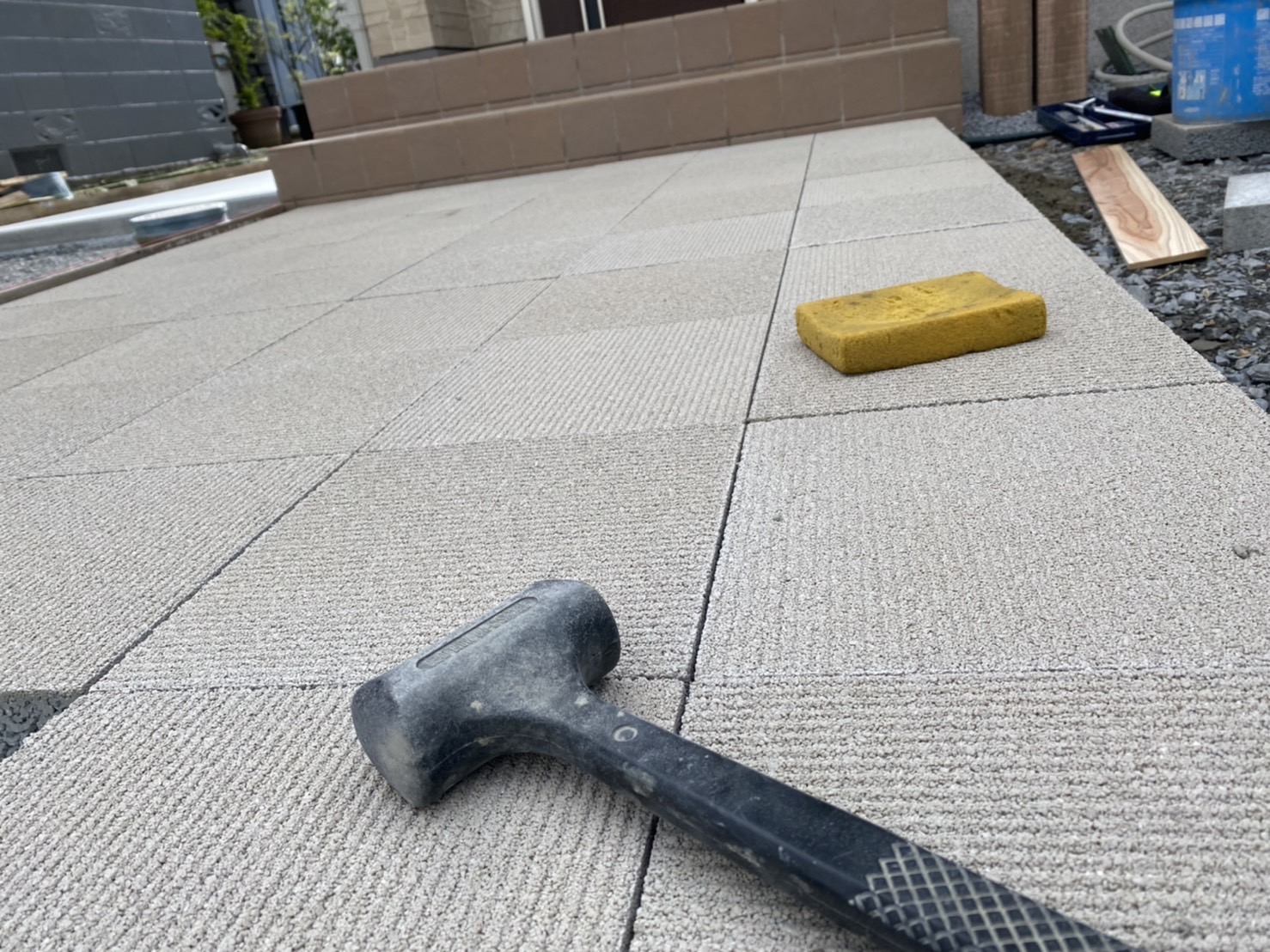 【香川県坂出市府中町N様邸】玄関アプローチのタイル施工２｜香川県の庭・外周りリフォーム工事専門店(株)カインズガーデン