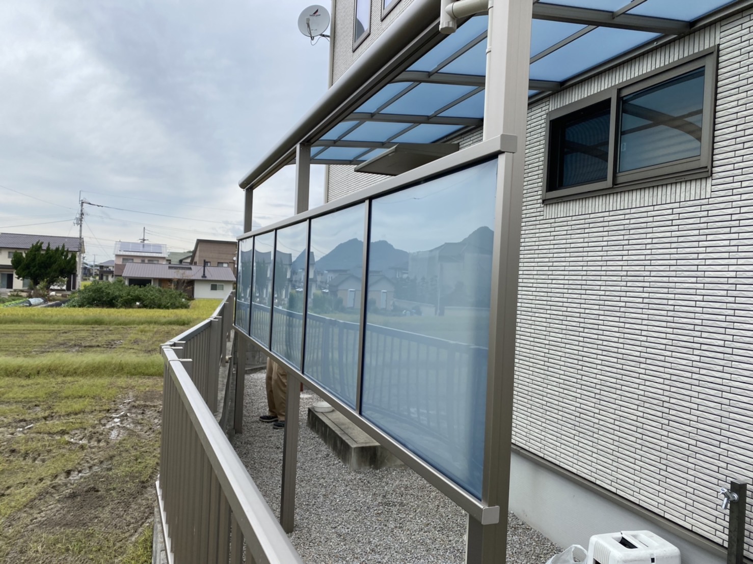 【香川県高松市中間町・A様邸お庭リフォーム工事】テラス・物置設置③と既存タイル修繕 (株)カインズガーデン