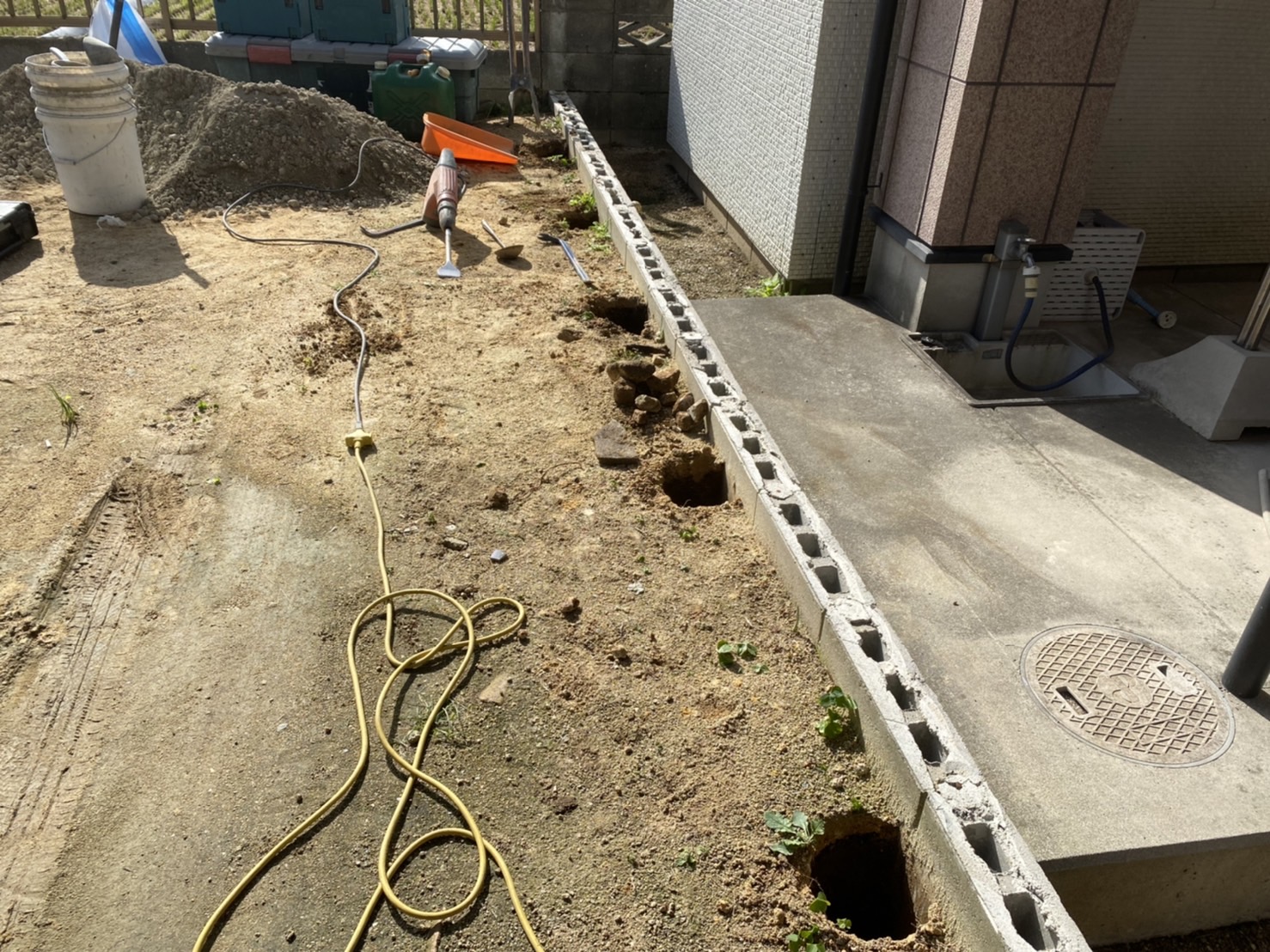 【香川県坂出市林田町・S様邸お庭工事】目隠しフェンスの柱・角柱設置 (株)カインズガーデン｜庭・外まわりリフォーム専門店