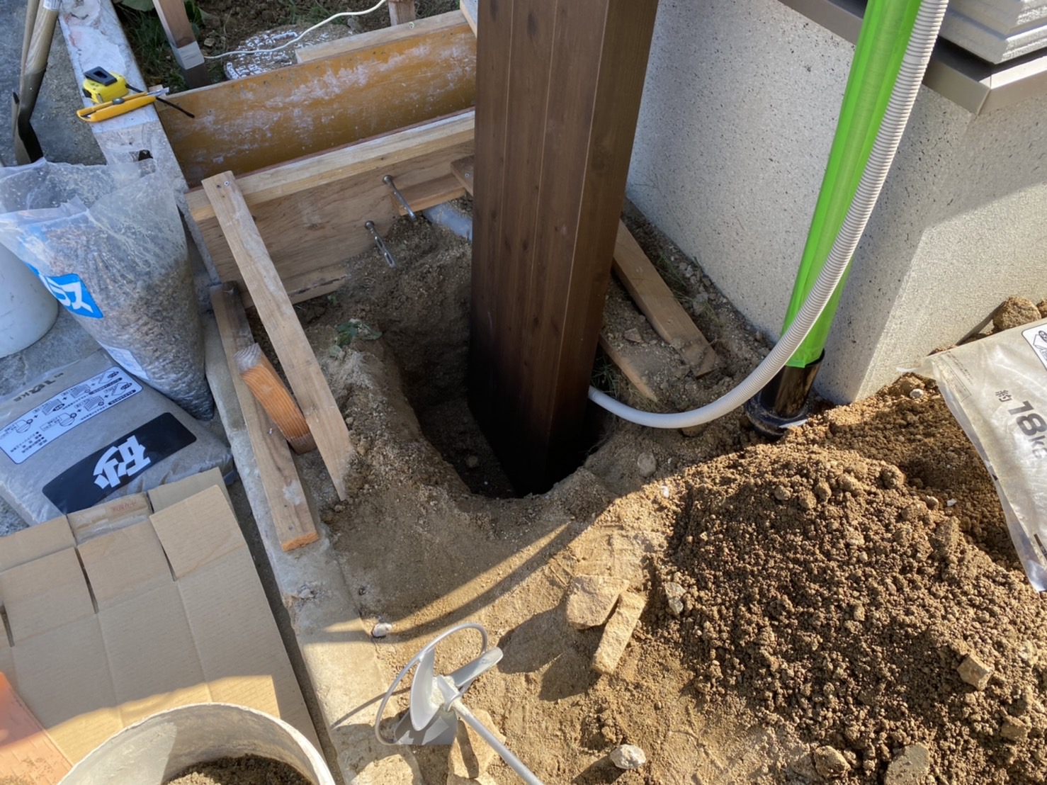 【香川県坂出市林田町・S様邸のお庭工事】フェンス柱・角柱の続報 (株)カインズガーデン｜庭・外まわりリフォーム工事専門店