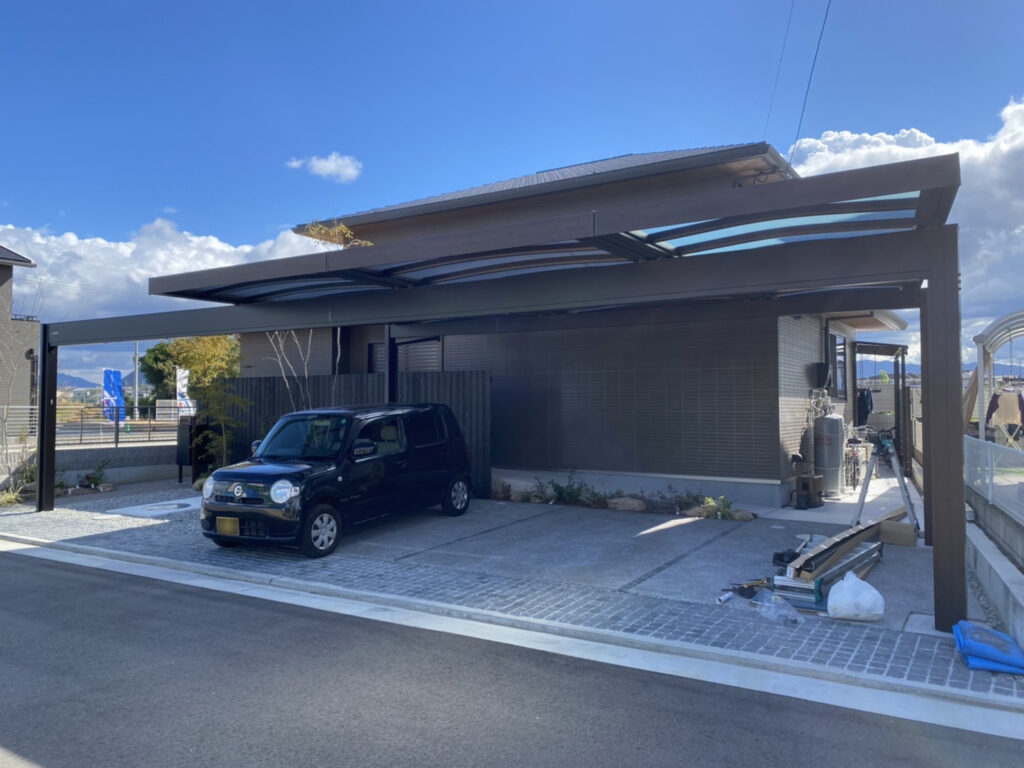 【駐車場・カーポート】Uスタイルアゼスト屋根の追加工事(株)カインズガーデン｜香川県の庭・外まわりリフォーム工事専門店