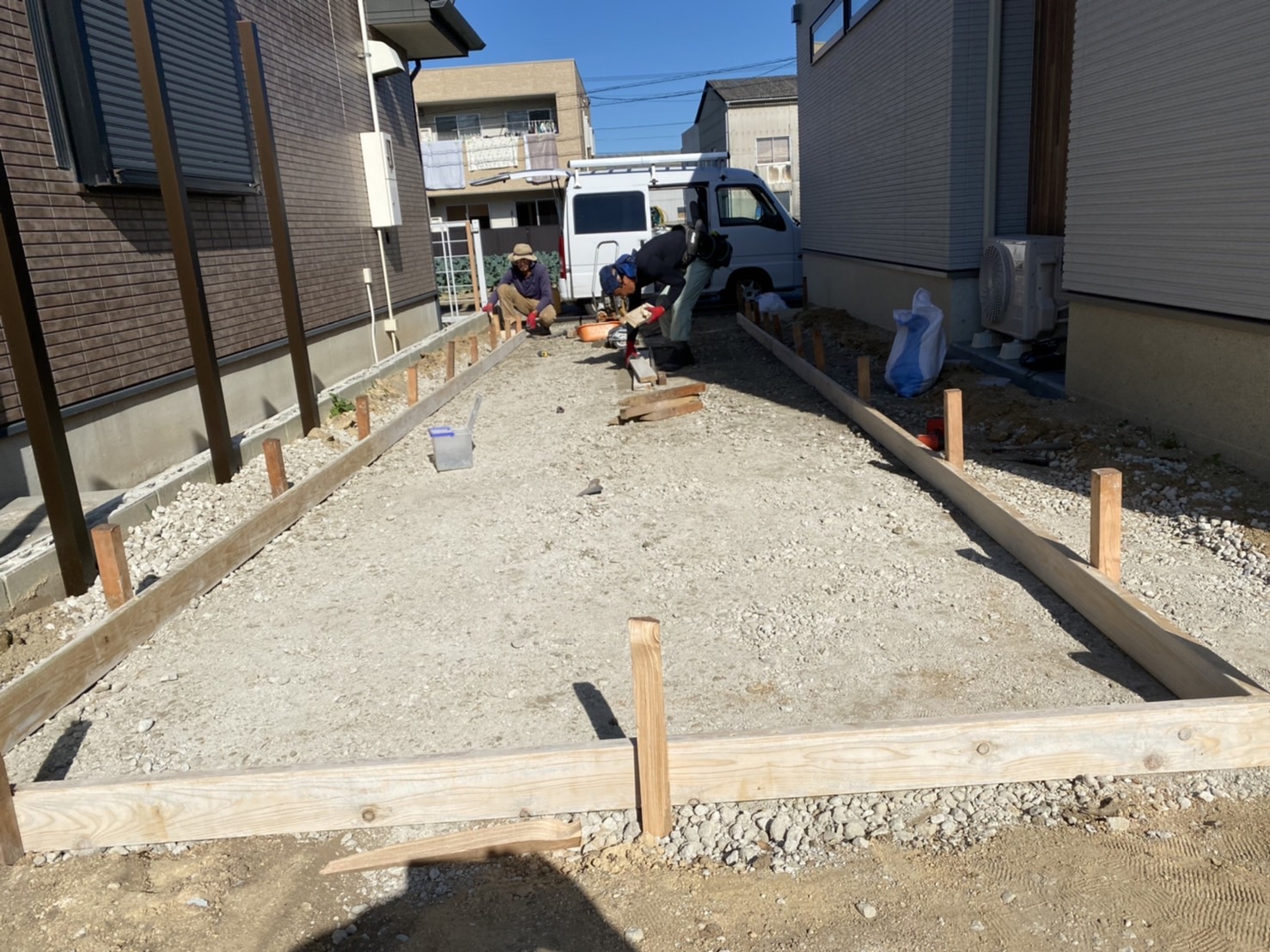 【土間コンクリート打設準備】駐車場・エアコン室外機下・デッキ下など♪(株)カインズガーデン｜香川県の庭・外周りリフォーム