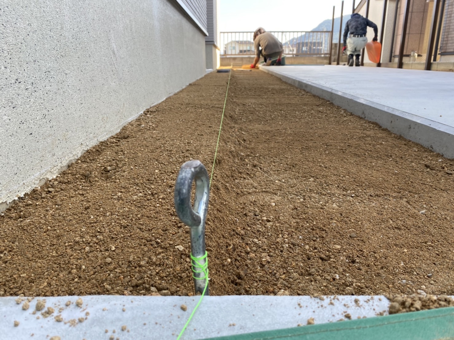 鋤取り・転圧】整地仕上げと防草シート張り (株)カインズガーデン｜香川県の雑草対策，庭リフォーム工事，庭仕舞い，修繕工事