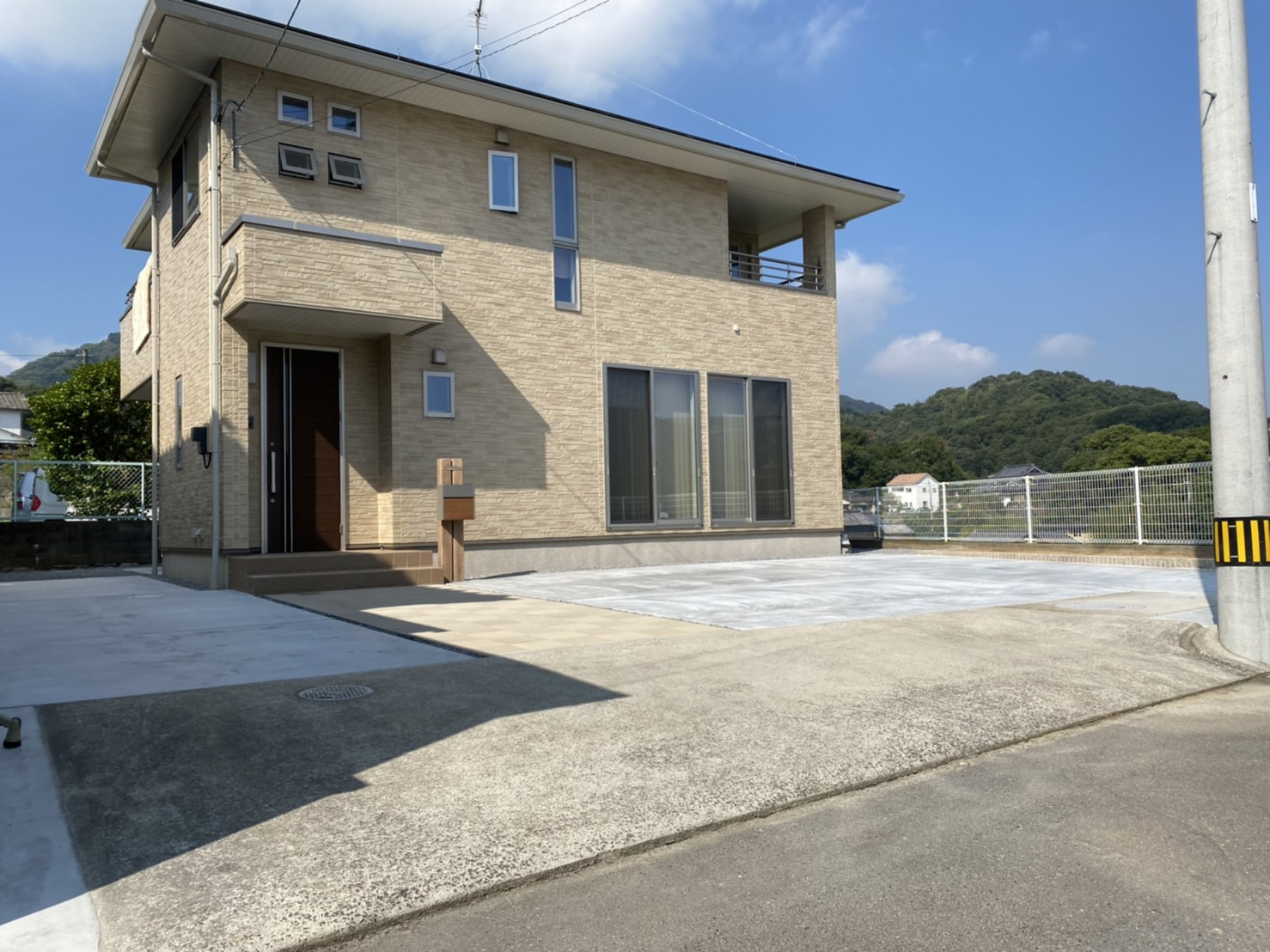 【香川県坂出市府中町・N様邸】外庭工事㊗完工㊗！開放的で爽快！広々駐車場、優しい玄関アプローチ｜(株)カインズガーデン