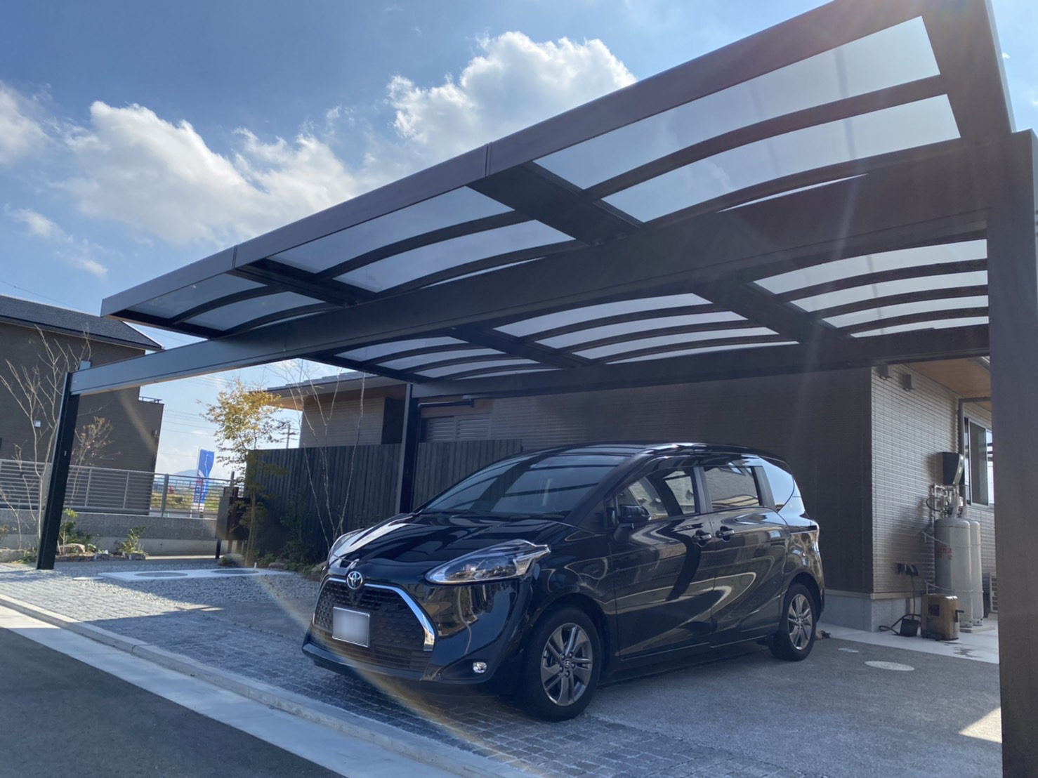 【駐車場・カーポート】Uスタイルアゼスト屋根の追加工事(株)カインズガーデン｜香川県の庭・エクステリア工事／庭リフォーム