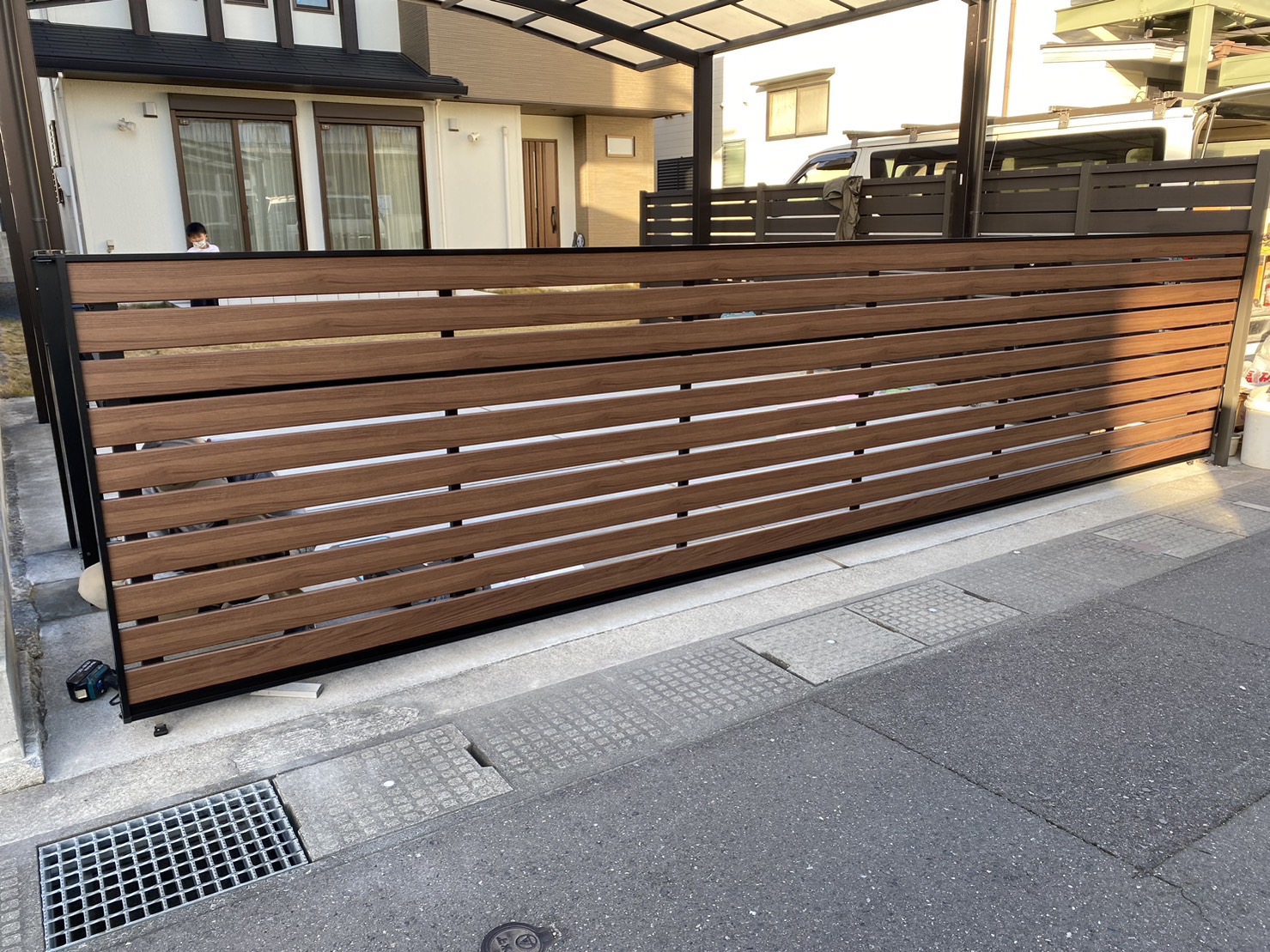 香川県坂出市A様邸　㊗駐車場の電動オーバーゲート物損修理完了㊗ (株)カインズガーデン｜香川県の庭壁塀・外まわり工事店