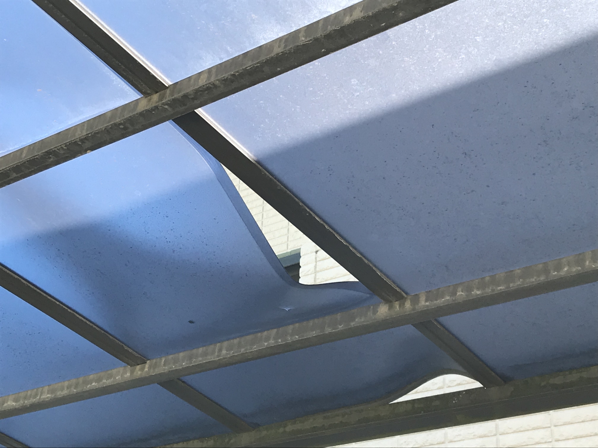 カーポート屋根破損【強風注意！】強風・突風被害に火災保険『風災補償』 (株)カインズガーデン｜香川県の庭壁塀・外まわり工事店