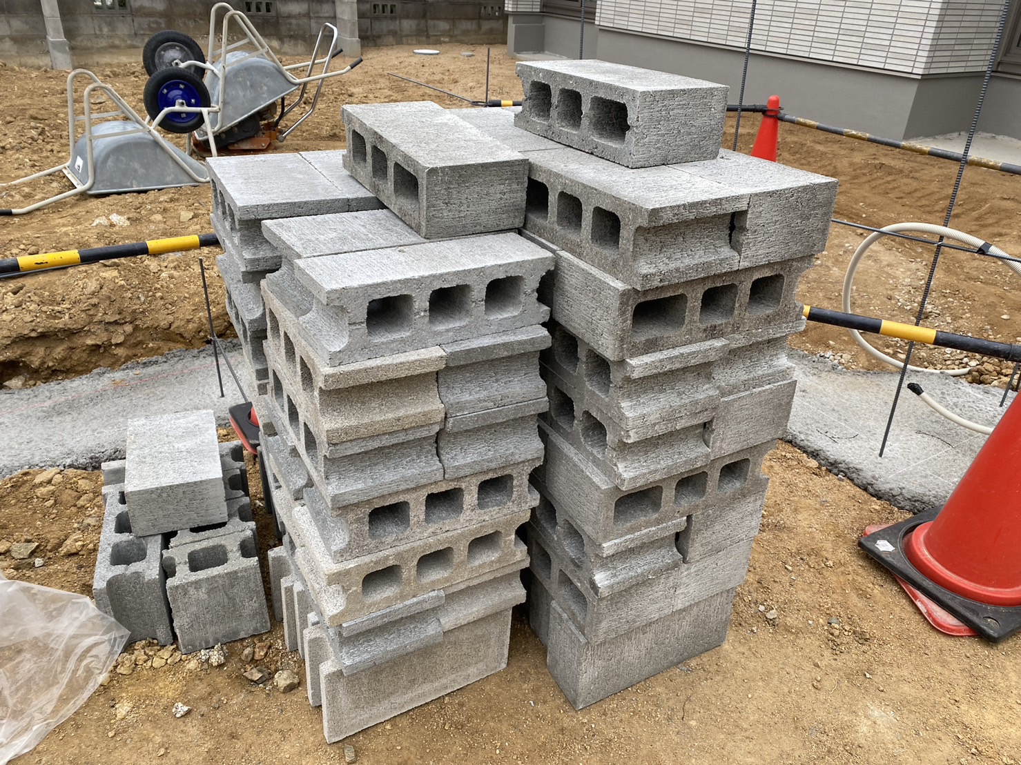 下地ブロック・化粧ブロック施工中【香川県高松市岡本町・Ｍ様邸】 (株)カインズガーデン｜香川県の庭壁塀・外まわり工事店