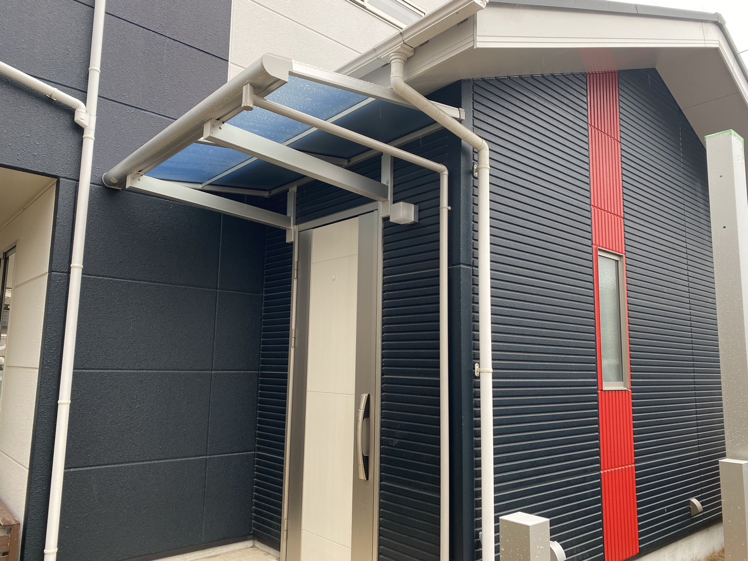 フェンス・門扉の柱建て、玄関ポーチにテラス設置【香川県高松市伏石町・O様邸】 (株)カインズガーデン｜香川県の庭壁塀工事