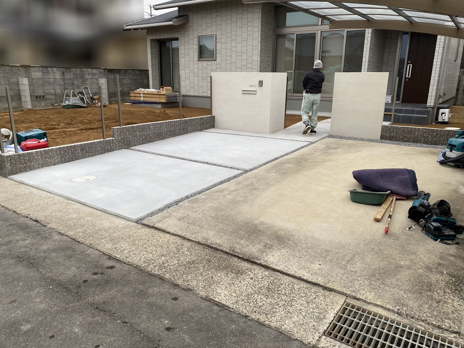 整地＆砂利敷き、外構工事の完工間近です！【香川県高松市岡本町・Ｍ様邸】 (株)カインズガーデン｜庭壁塀・外まわり工事店