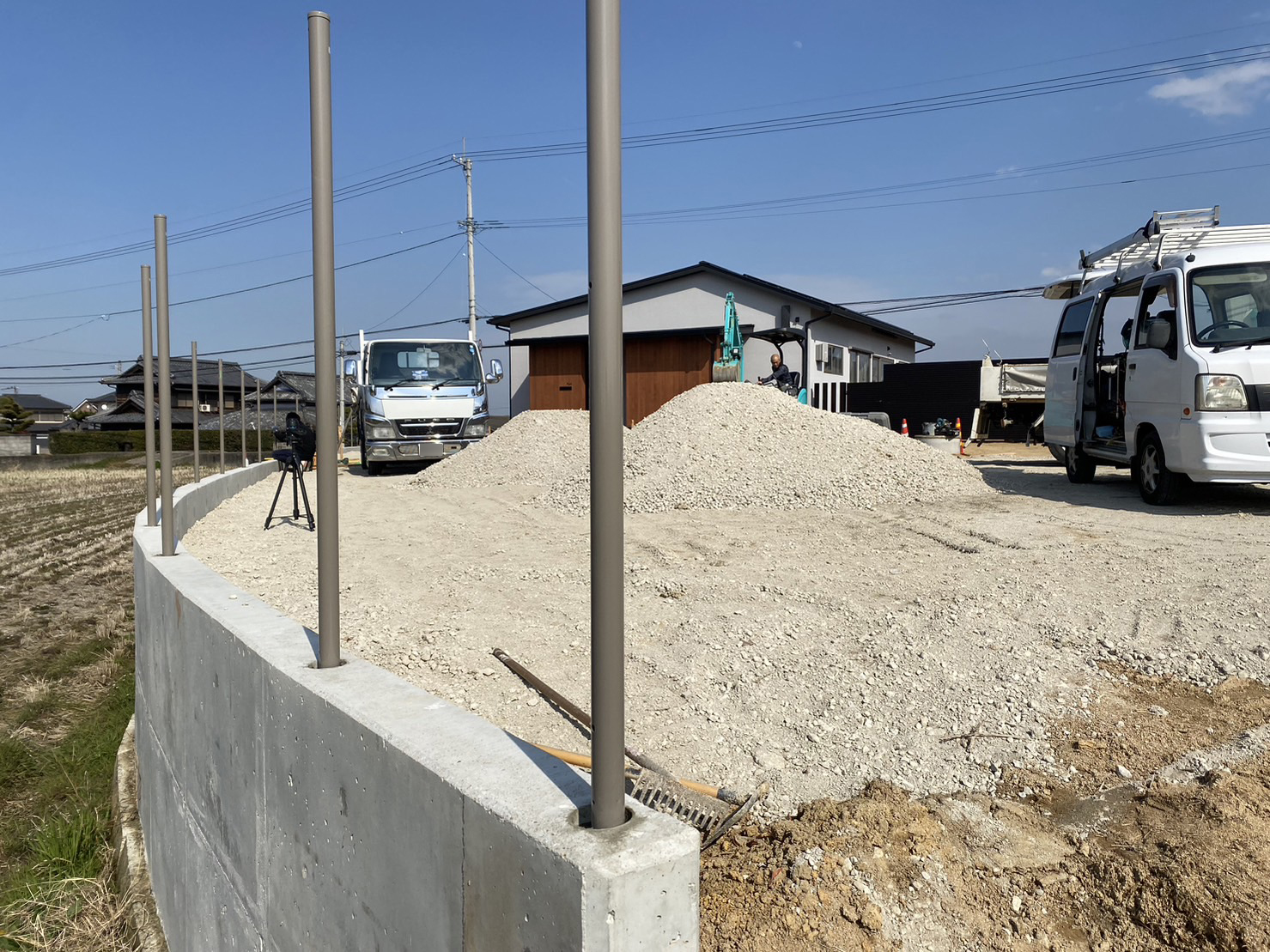 フェンス柱・アスファルト舗装用地先ブロック下地準備【香川県綾歌郡綾川町・Ｍ様邸】 (株)カインズガーデン｜香川の外構工事