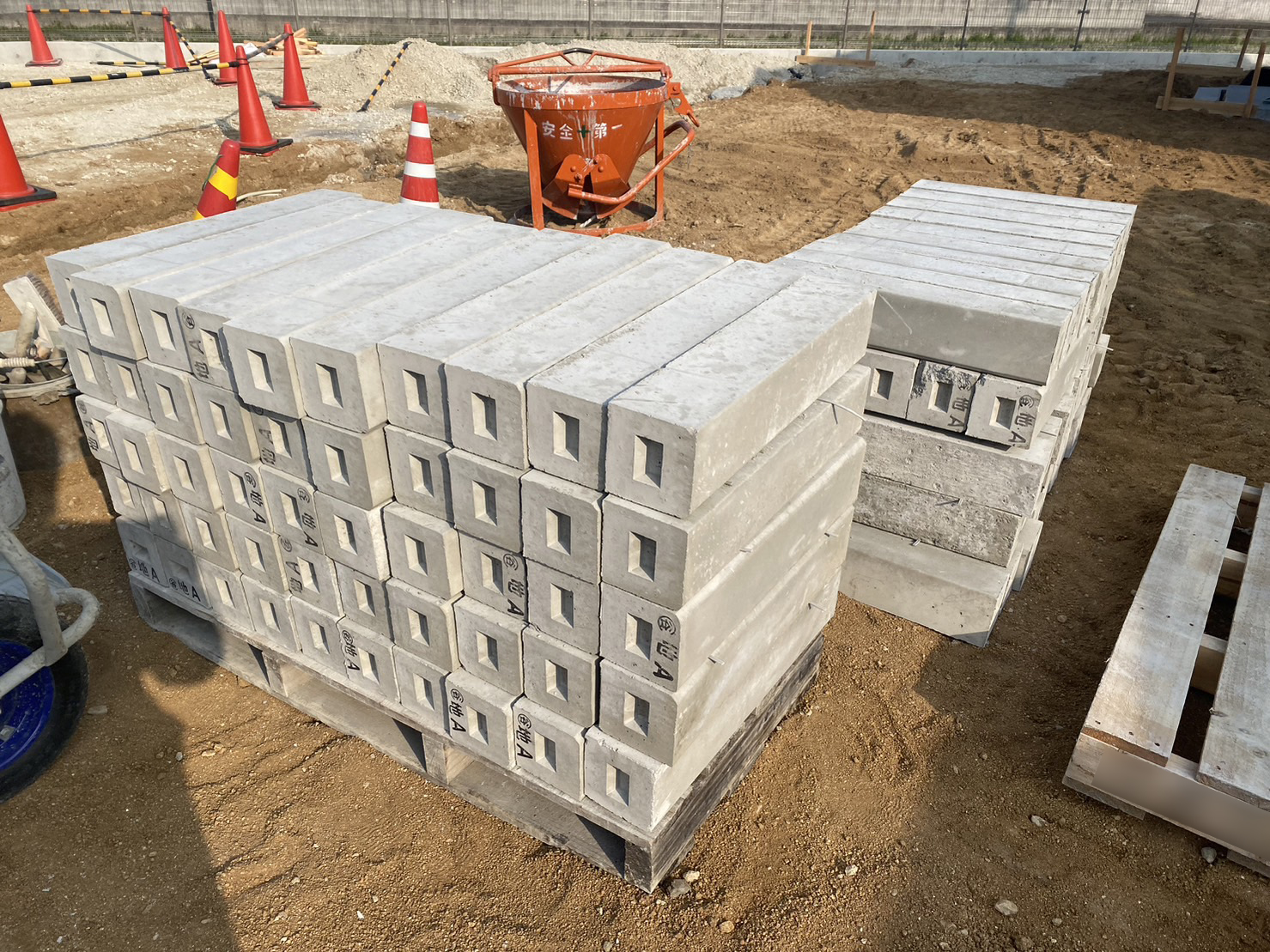 下地コンクリート完成、地先ブロック搬入【香川県綾歌郡綾川町】 (株)カインズガーデン｜香川県の外構工事・エクステリア