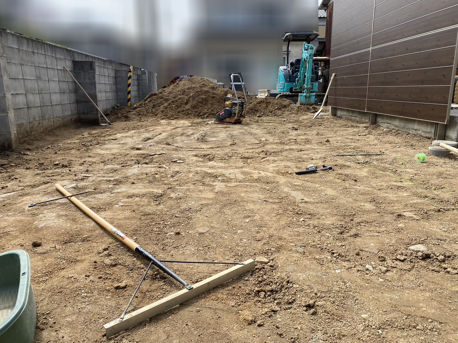 天然芝撤去後、鋤取り作業中【香川県高松市松縄町・Ｋ様邸の庭リフォーム工事】 (株)カインズガーデン｜香川県の庭リフォーム