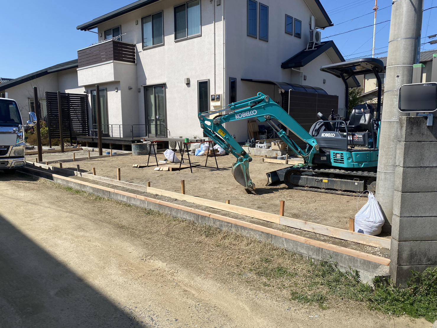 土間コンクリート型枠準備・フェンスや門扉の柱たて【香川県高松市松縄町・Ｋ様邸の庭リフォーム工事】 (株)カインズガーデン｜香川県の外構工事・エクステリア・庭リフォーム