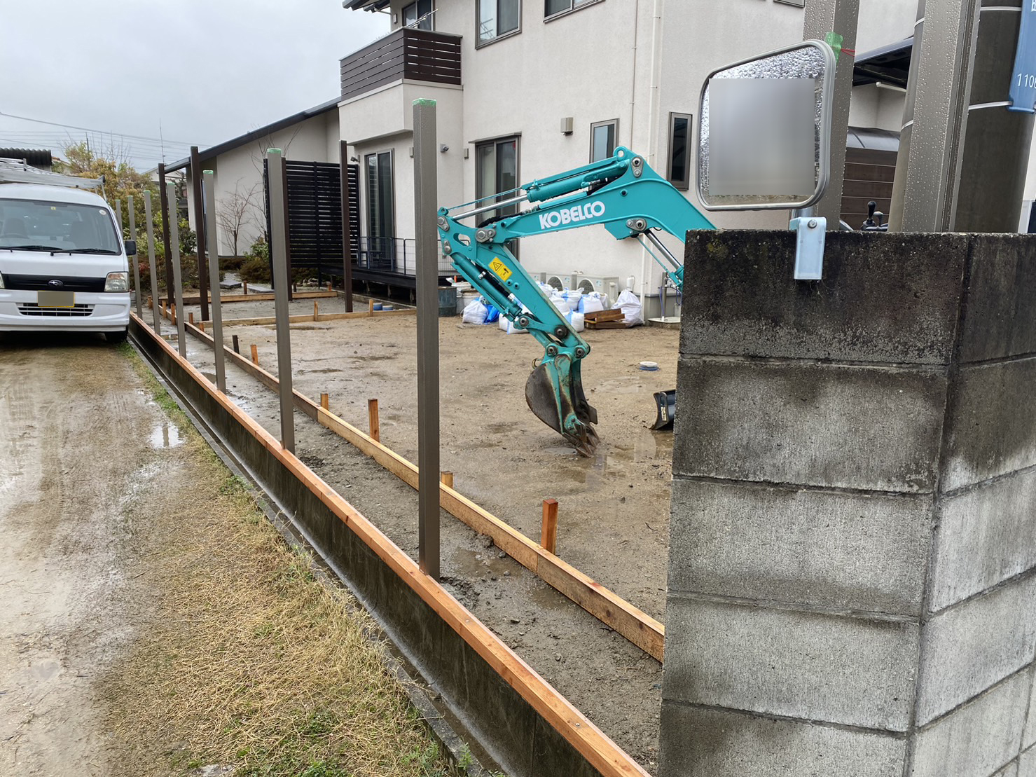 フェンス・門扉・テラスの柱完了【香川県高松市松縄町・Ｋ様邸の庭リフォーム工事】 (株)カインズガーデン｜香川県の外構工事・エクステリア・庭リフォーム工事