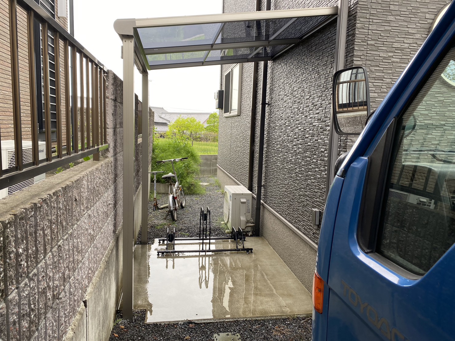 【綾川町】テラスと自転車スタンド設置／工期半日㊗完工㊗ (株)カインズガーデン｜香川のエクステリア・庭リフォーム工事