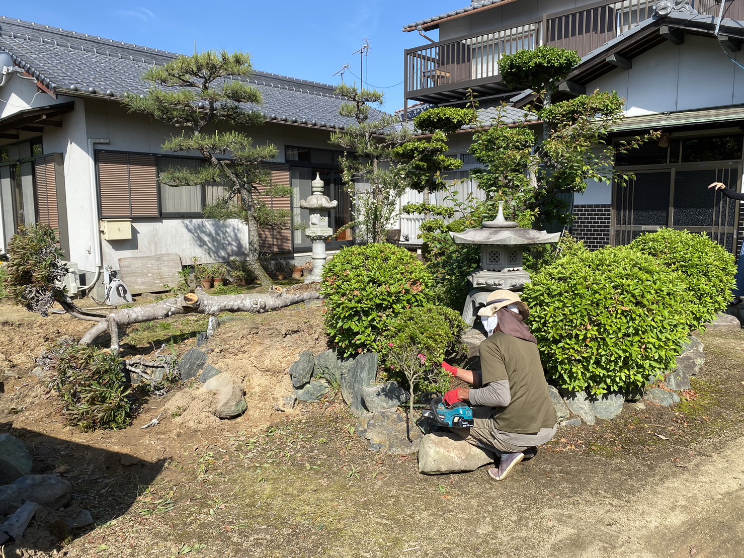 【綾川町】庭木・庭石の撤去／坪庭解体２日目 (株)カインズガーデン｜香川のシンプルな外構・エクステリア・庭リフォーム工事