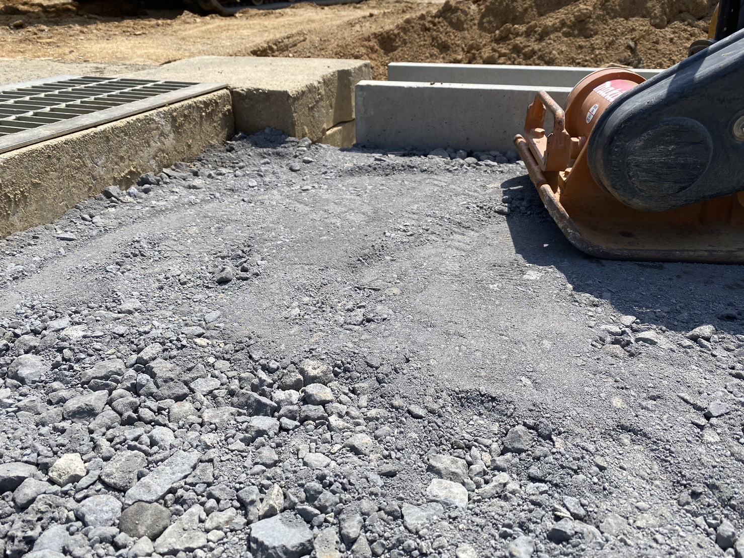 【綾川町】土間準備（鋤取り・路盤） (株)カインズガーデン｜香川の庭リフォーム工事，外構・エクステリア工事，修繕工事