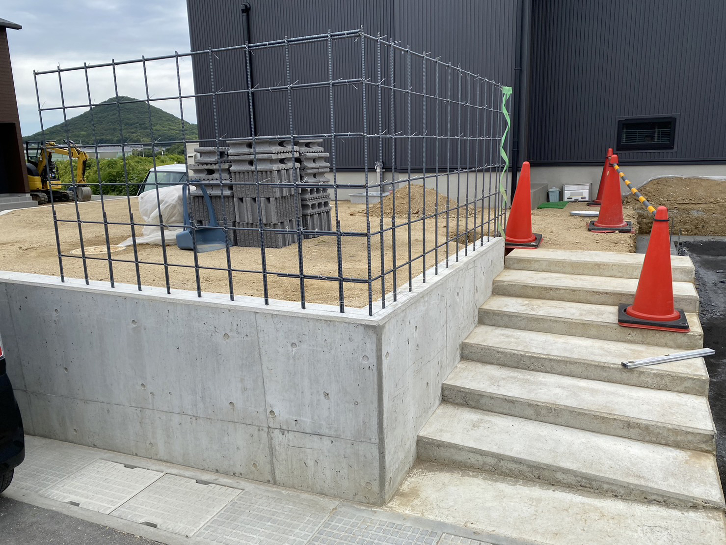 【綾川町】Ｓ様邸・ブロックや擁壁の鉄筋／カーポート柱たて (株)カインズガーデン｜香川県の外構・エクステリア工事