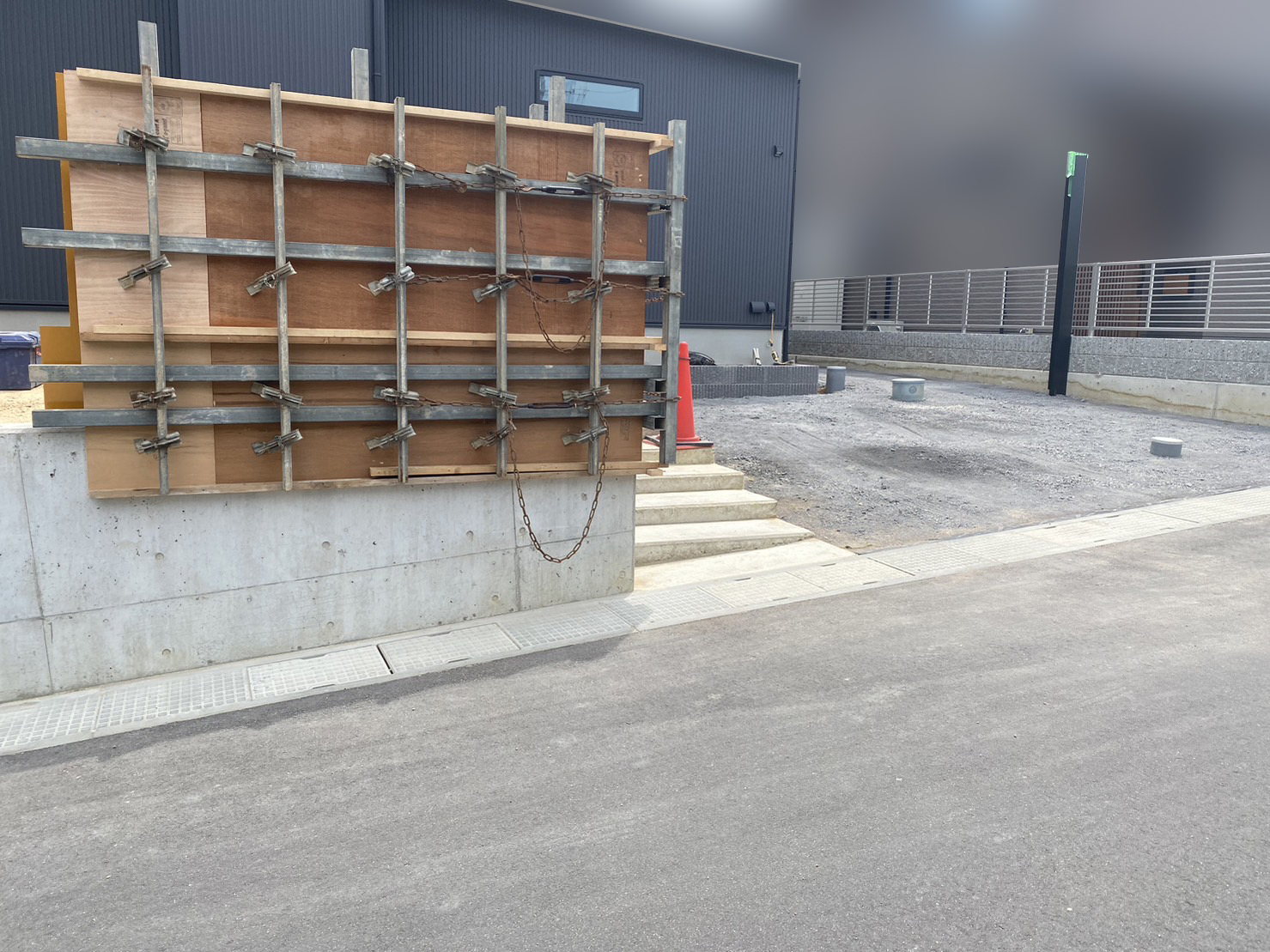 【綾川町】カーポートの柱／化粧ブロック／コンクリート擁壁の型枠完了✨ (株)カインズガーデン｜香川の外構・エクステリア