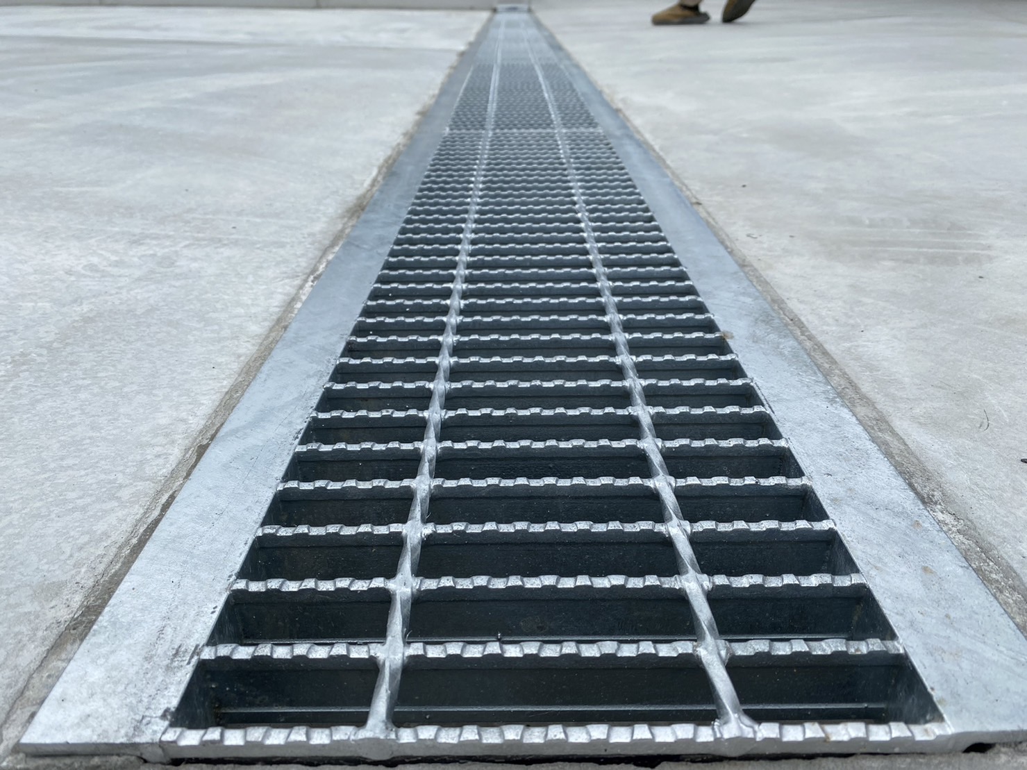 【綾川町Ｔ様邸】グレーチング蓋・センサーライト設置 (株)カインズガーデン｜香川の庭リフォーム工事，外構・エクステリア