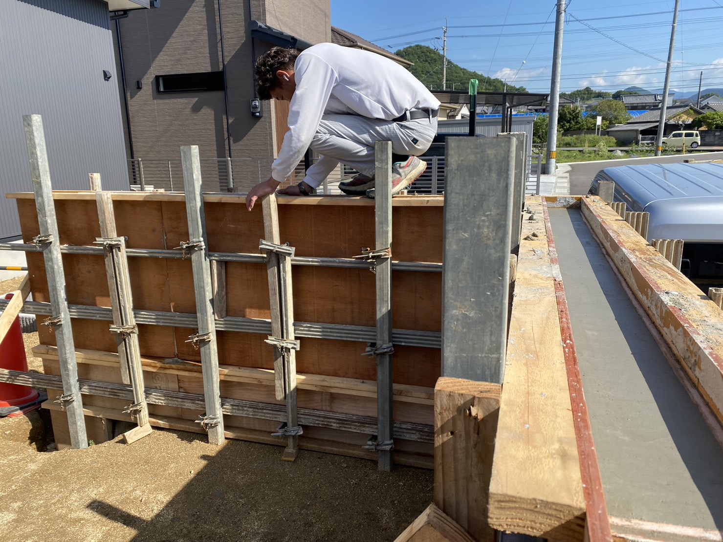【綾川町Ｓ様邸】コンクリート擁壁・駐車場のコンクリート流し込み (株)カインズガーデン｜香川の外構・エクステリア工事