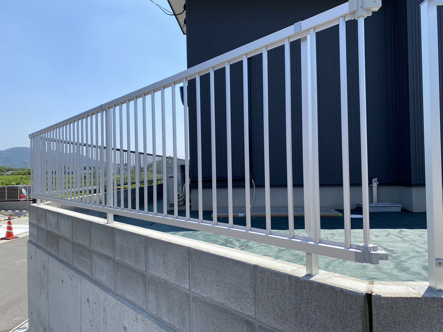 【綾川町Ｓ様邸】フェンス設置中／コンクリート擁壁の補修完了✨ (株)カインズガーデン｜香川の庭リフォーム工事，外構工事