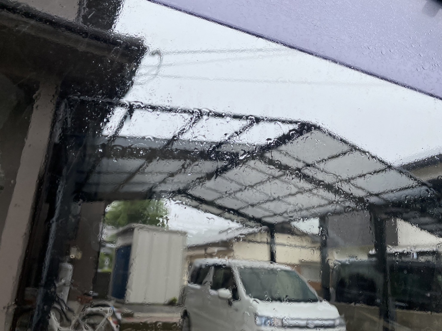 【高松市Ｋ様邸】カーポートの屋根パネル修繕、雨で延期☔ (株)カインズガーデン｜香川の庭リフォーム工事，修繕工事