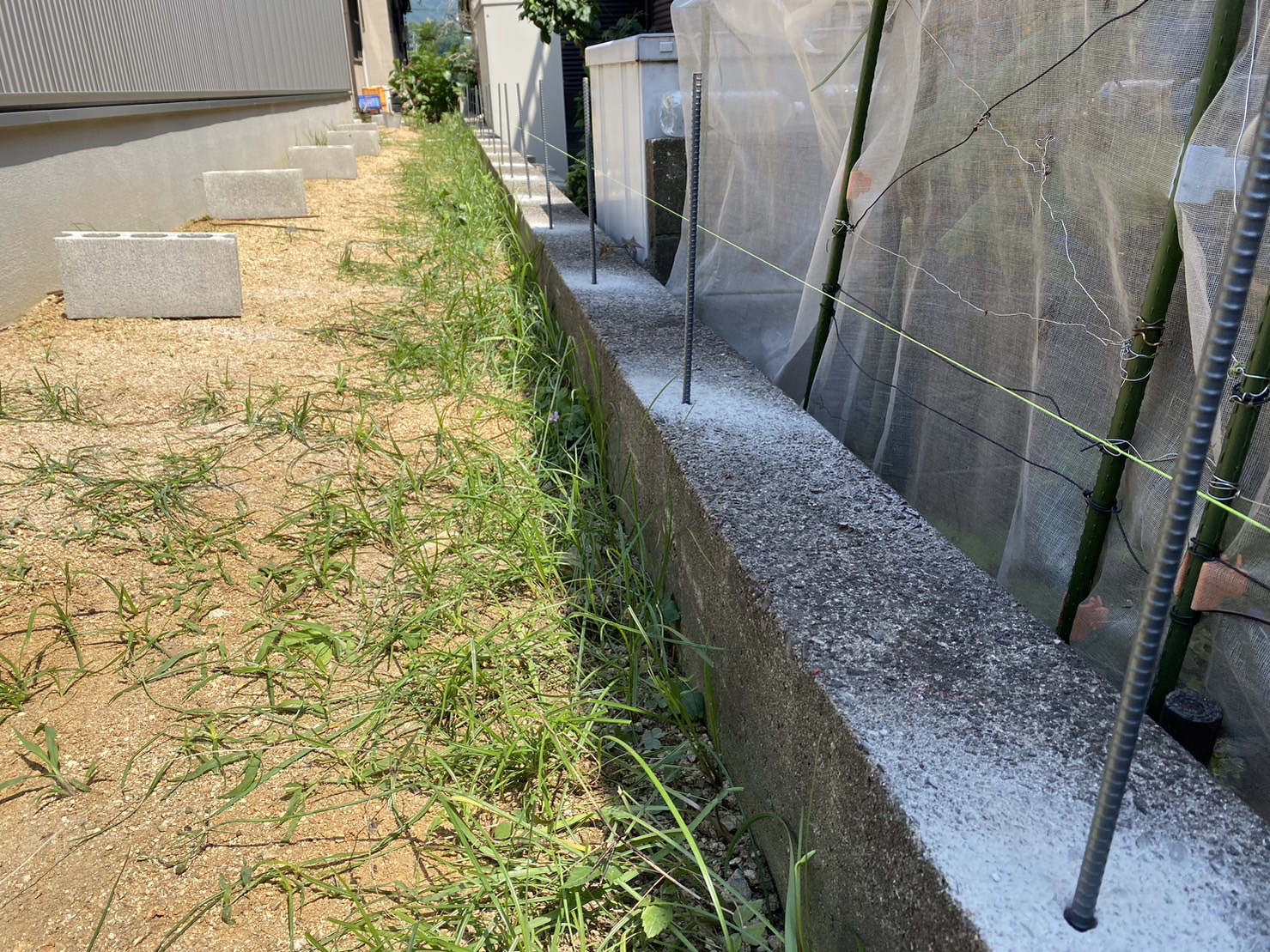 【高松市Ｍ様邸】ブロック搬入／鋤取り作業 (株)カインズガーデン｜香川の庭リフォーム工事，外構・エクステリア工事