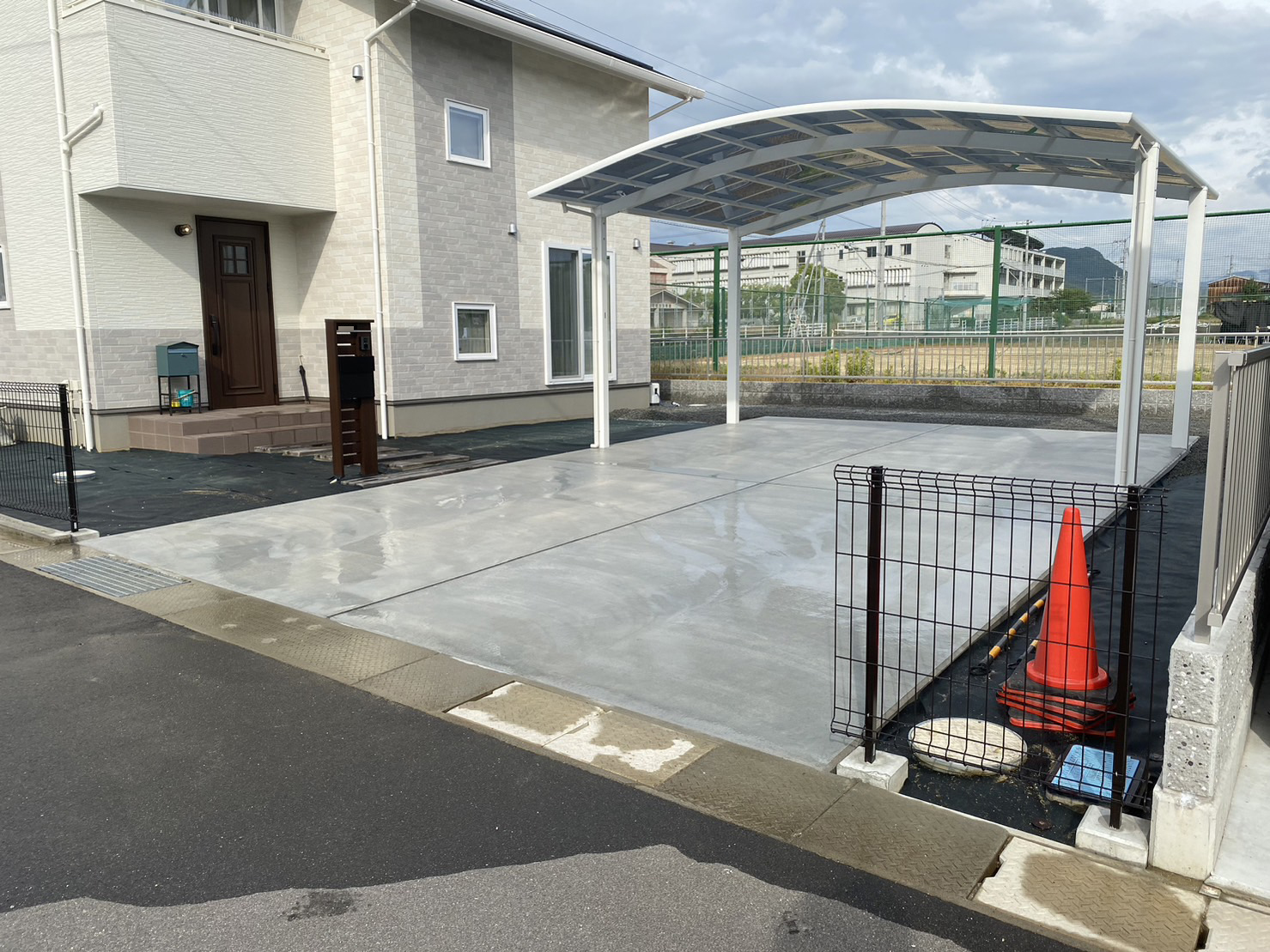 【高瀬町Ｈ様邸】駐車場まわり・玄関まわり・境界フェンス完了✨残すは砂利敷き！ (株)カインズガーデン｜香川県の外構工事・エクステリア工事