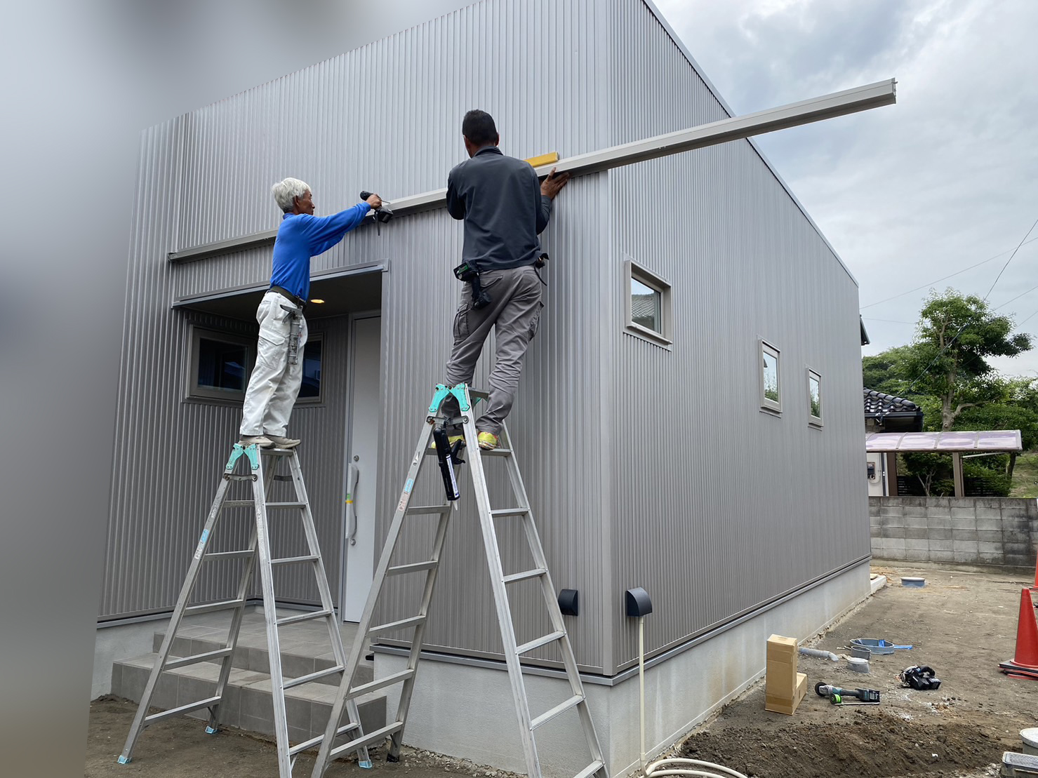 【高松市Ｍ様邸】境界ブロック完成、駐車場のカーポート・土間コンクリート打設準備 (株)カインズガーデン｜香川の庭リフォーム工事，外構・エクステリア工事