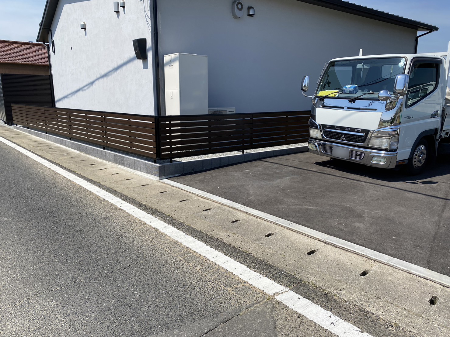 【綾川町Ｍ様邸】アスファルト舗装のＭ様邸、締めのフェンス工事㊗完了㊗ (株)カインズガーデン｜香川の外構・エクステリア工事