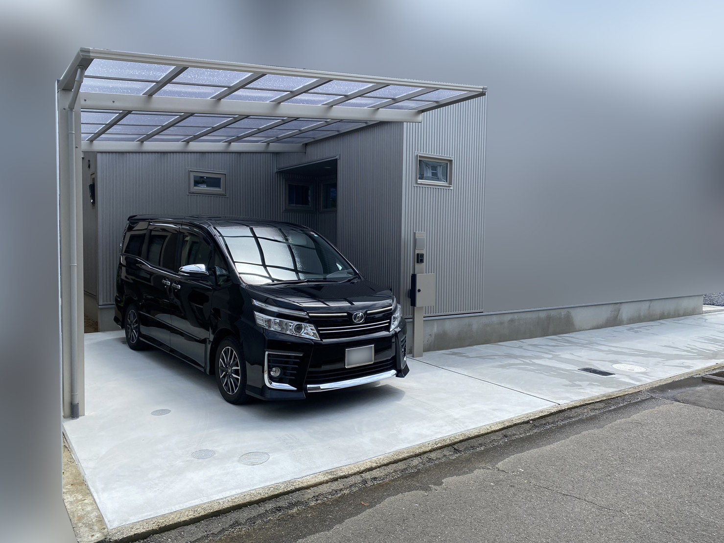 【高松市Ｍ様邸】広々駐車場＆ウッドデッキ✨外構工事㊗完工㊗ (株)カインズガーデン｜香川県の外構・エクステリア工事