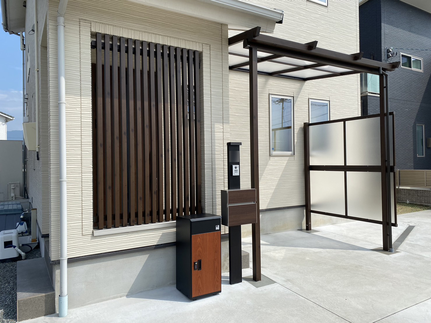 【香川県観音寺市W様】メイクスクリーン設置＆木目調「ナチュレ」テラス工事㊗完工㊗ (株)カインズガーデン｜香川県の庭リフォーム工事