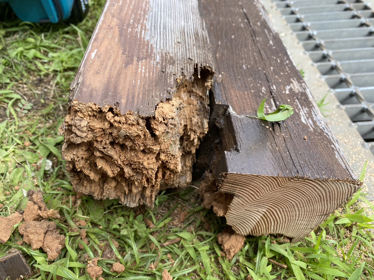 【綾川町Ｔ様邸】塗装工事の下準備／朽ちた柱の修繕工事 (株)カインズガーデン｜香川の庭リフォーム工事，修繕工事