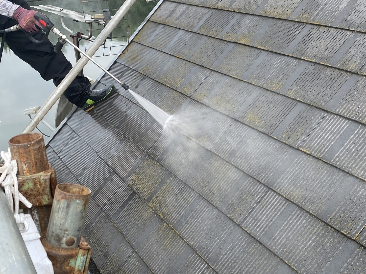 【綾川町Ｔ様邸】塗装工事準備／屋根の高圧洗浄・屋根材の傷み (株)カインズガーデン｜香川の庭リフォーム工事，修繕工事