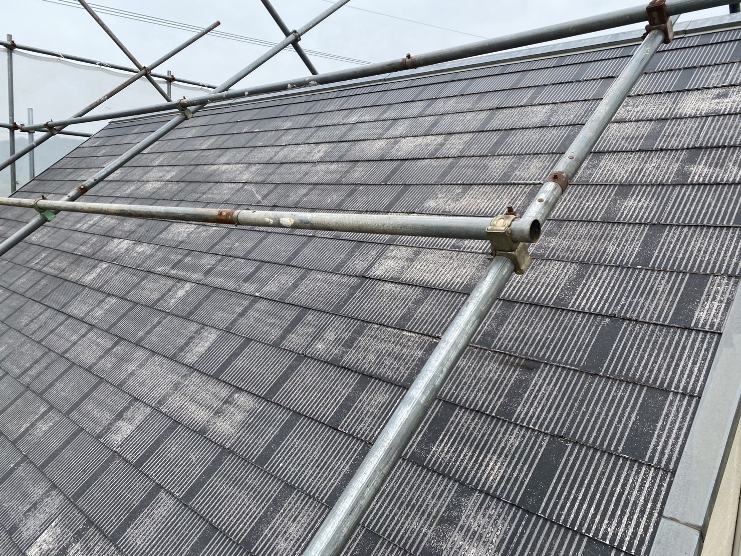 【綾川町Ｔ様邸】塗装工事／屋根と壁の高圧洗浄完了！ (株)カインズガーデン｜香川の庭リフォーム工事，修繕塗装工事