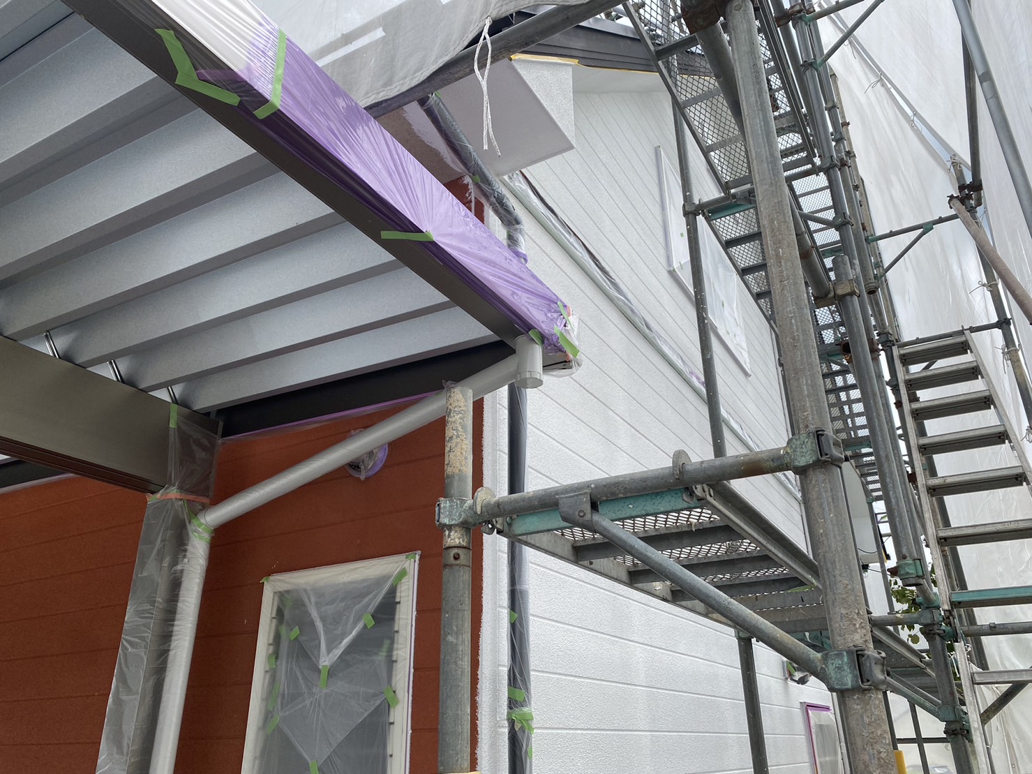 【香川県・綾川町Ｔ様邸】塗装工事／屋根の下塗り完了＆外壁の下塗り中 (株)カインズガーデン｜香川の庭リフォーム工事，修繕工事